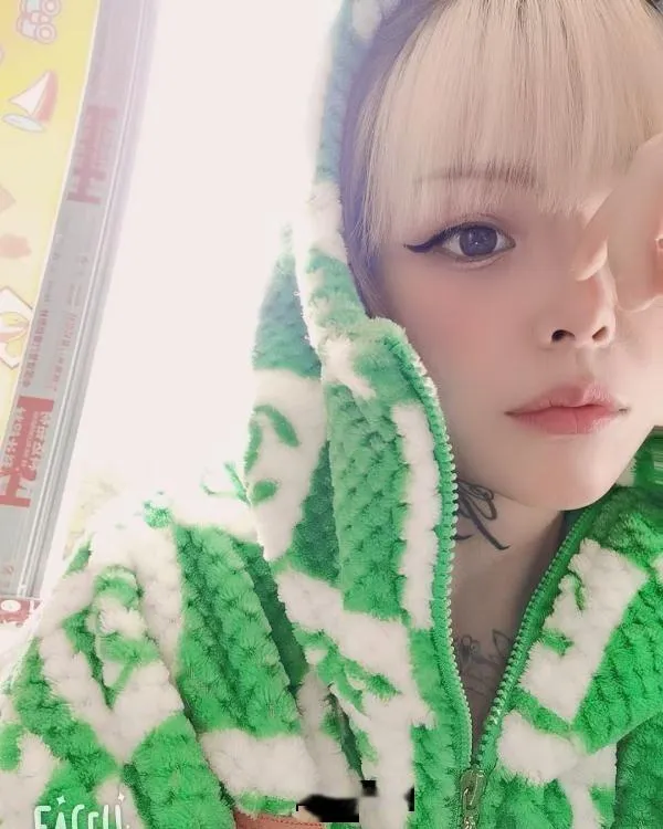 纹身热情辣妹