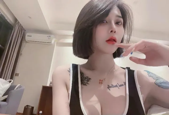 青秀短发纹身妹