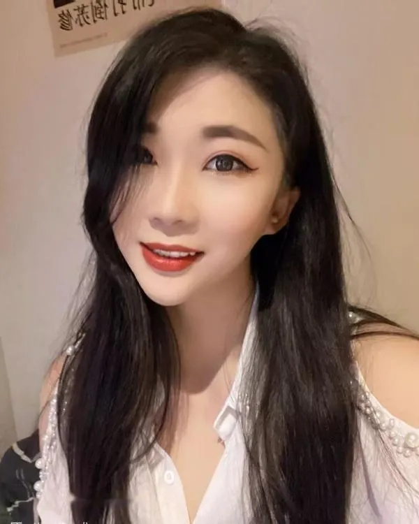 大长腿眼镜美女安妮