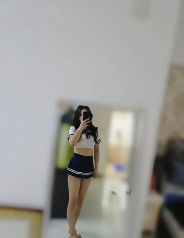 长腿制服骚货眼镜妹