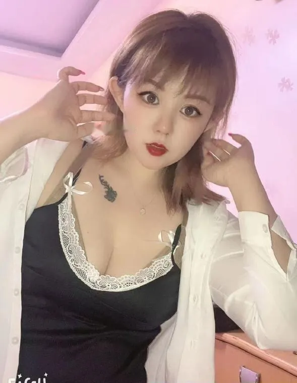 微胖丰满大胸妹
