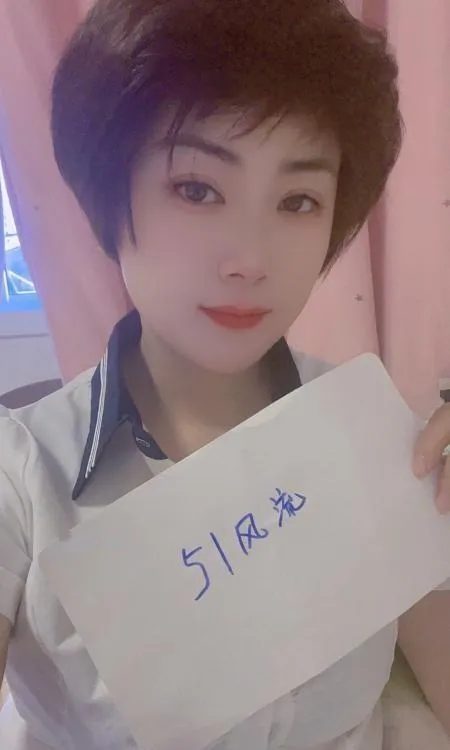黄埔黑丝制服御姐