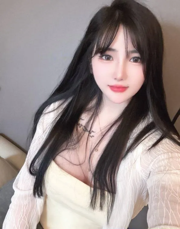 皮肤白嫩貌美大胸妹妹