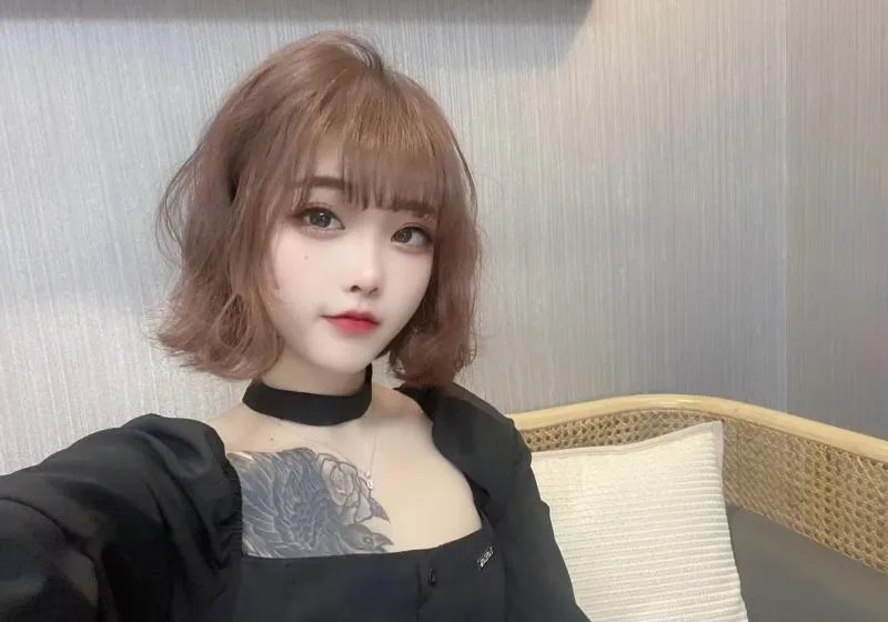 雨花长相甜美的小嫩妹