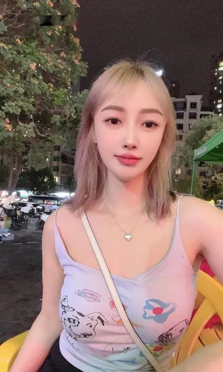 瘦底胸大颜值老师