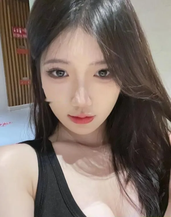 苗条小巧可爱小姐姐
