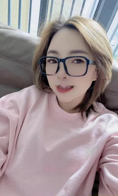 越秀眼镜小媳妇