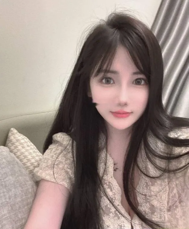 皮肤白嫩貌美大胸妹妹