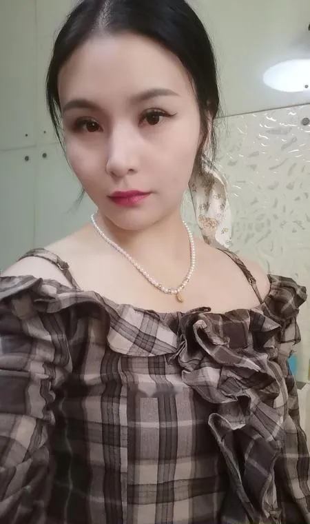 汉口火车站娇小女人