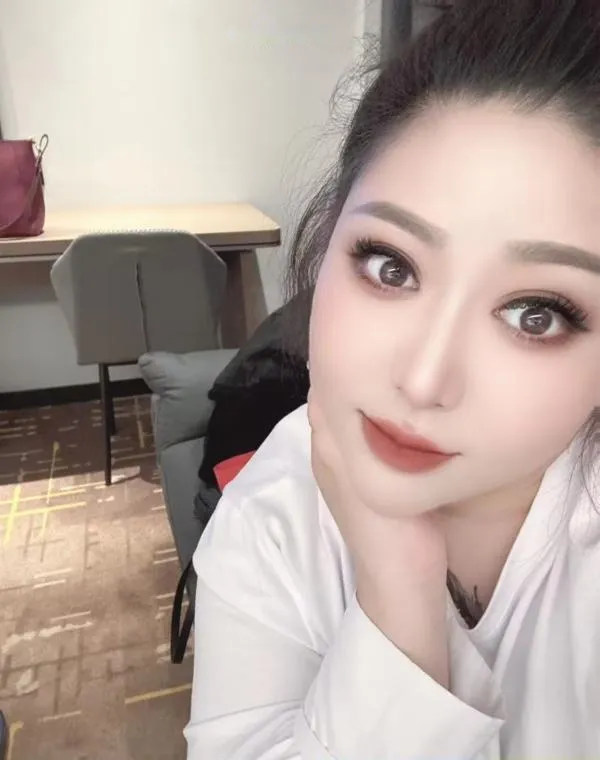 微胖纹身小少妇