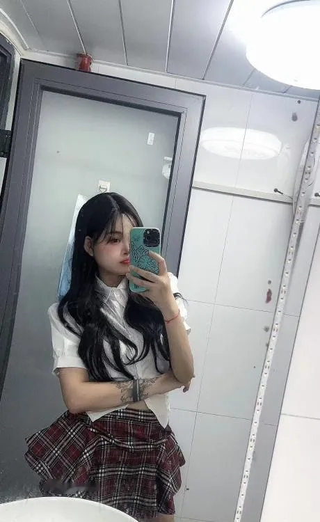 大长腿纹身如烟
