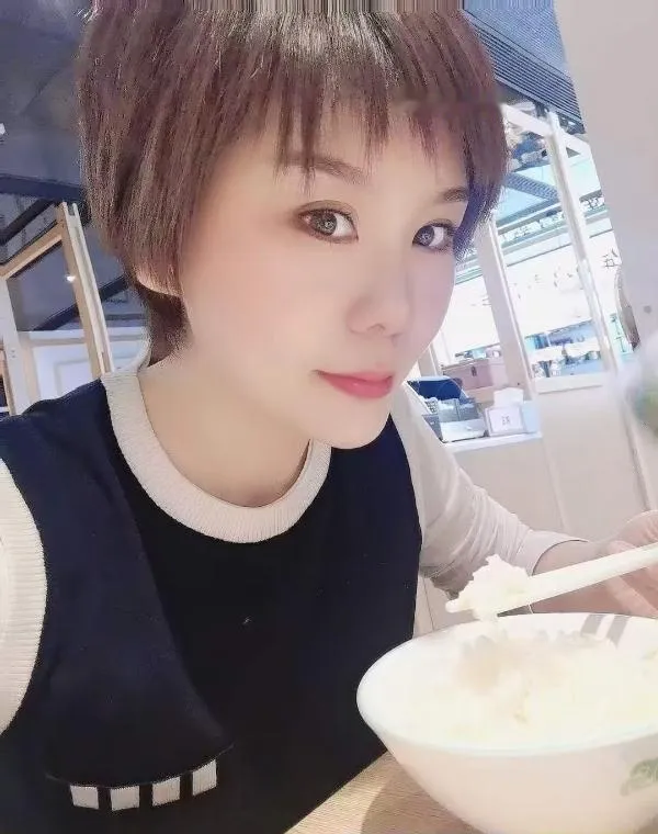 短发小姐姐