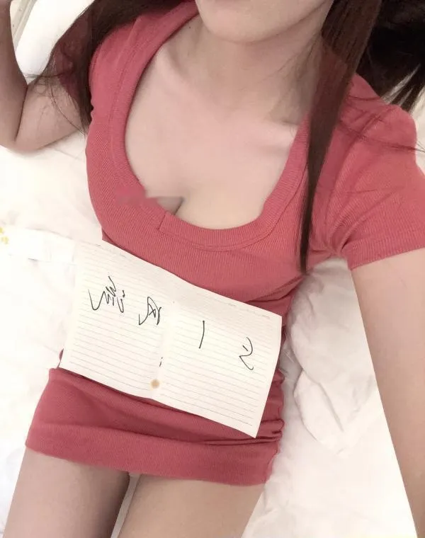 肤白貌美翘屁嫩妹