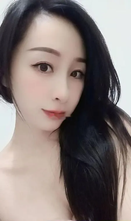 光谷翘臀小姐姐