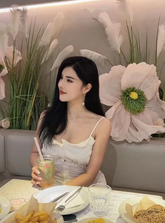 翘臀瘦腰的模特月亮