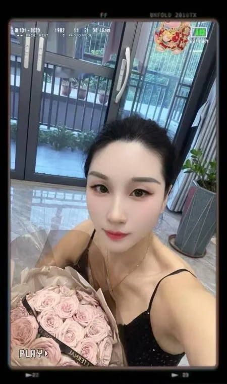 麦地舌吻口爆妹
