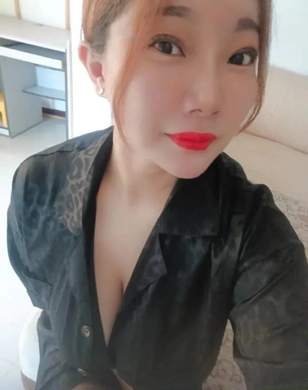 f巨乳会喷水