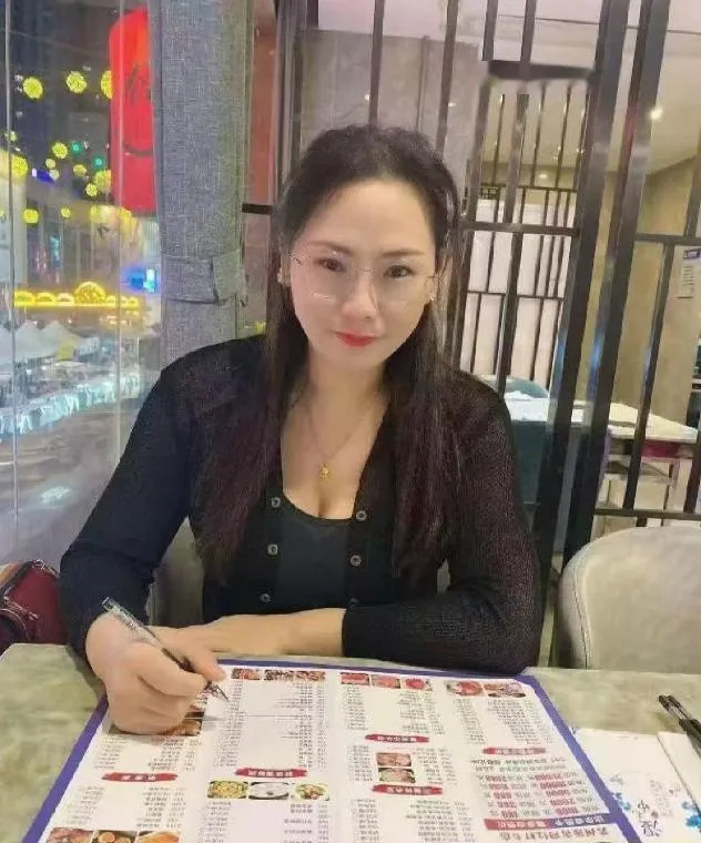 港龙城巨乳馒头姐