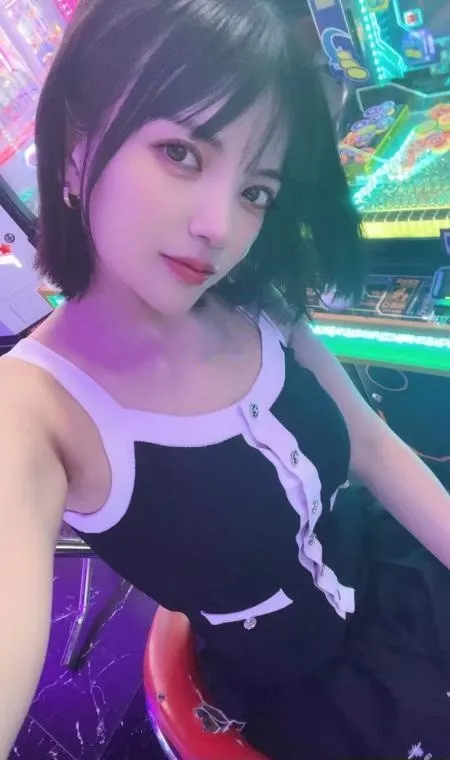 短发气质美女
