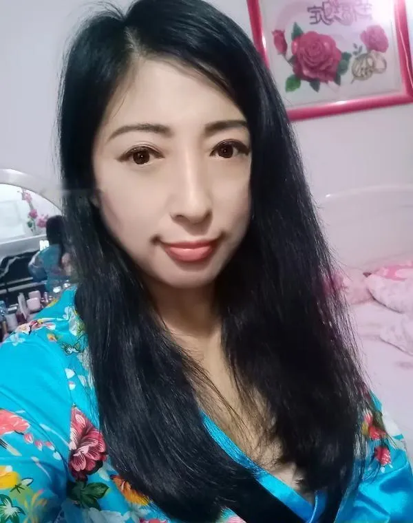 南开爱花爱猫的熟女