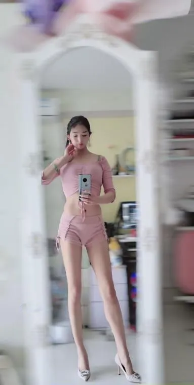 会角色扮演的长腿骚女