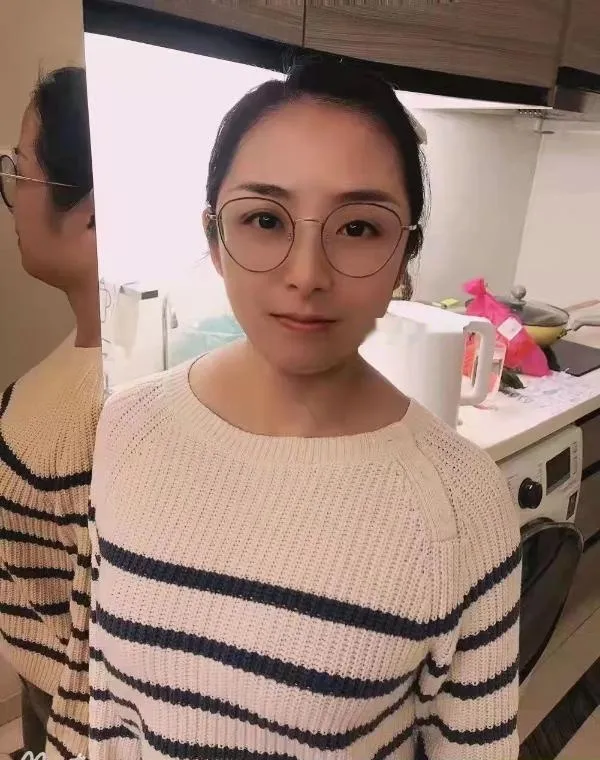 杨浦眼镜气质女
