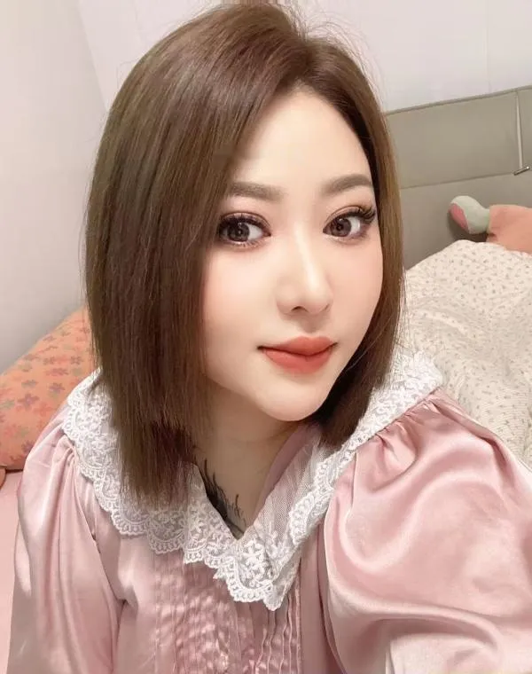 微胖纹身小少妇
