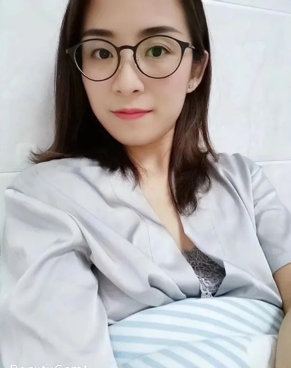 杨浦眼镜气质女
