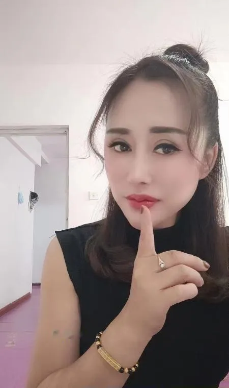 性感黑丝红唇熟女
