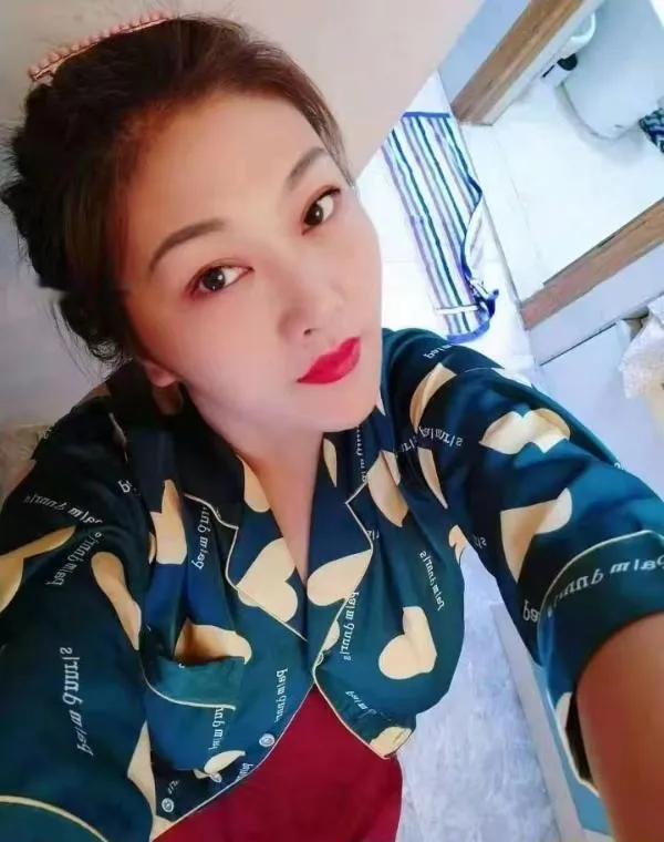 出击性感少妇黄咪