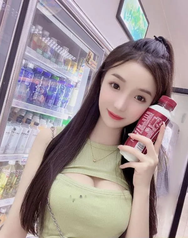 大胸细腿气质御姐
