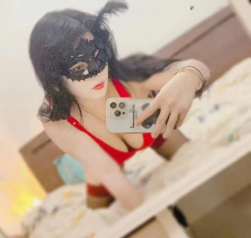 大熊乳胶美女