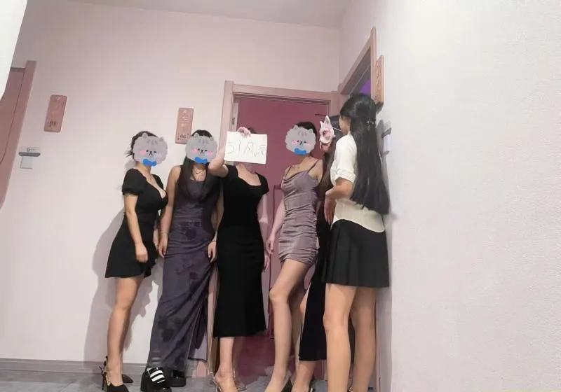 清涩8位小姐姐在店