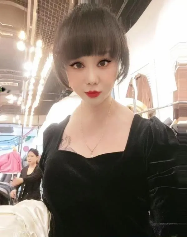 大胸少妇小玉