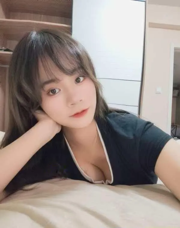 南京大胸清纯美少女