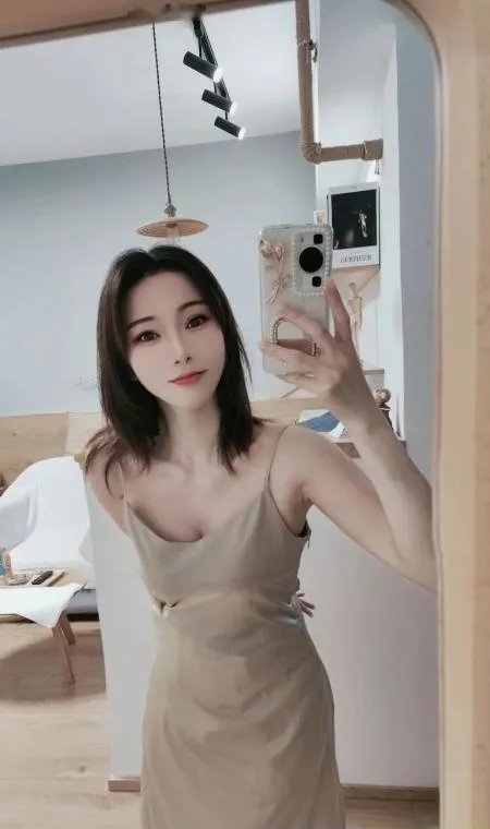 颜值嫩霜儿