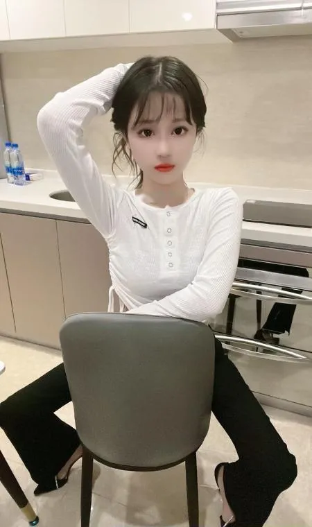 无锡小蛮腰刚下水亮妹