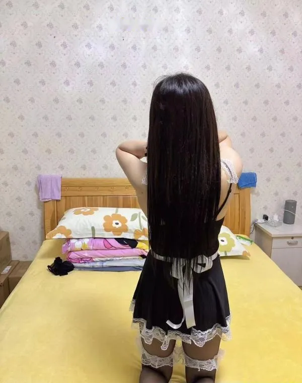 雪白皮肤女仆装少妇