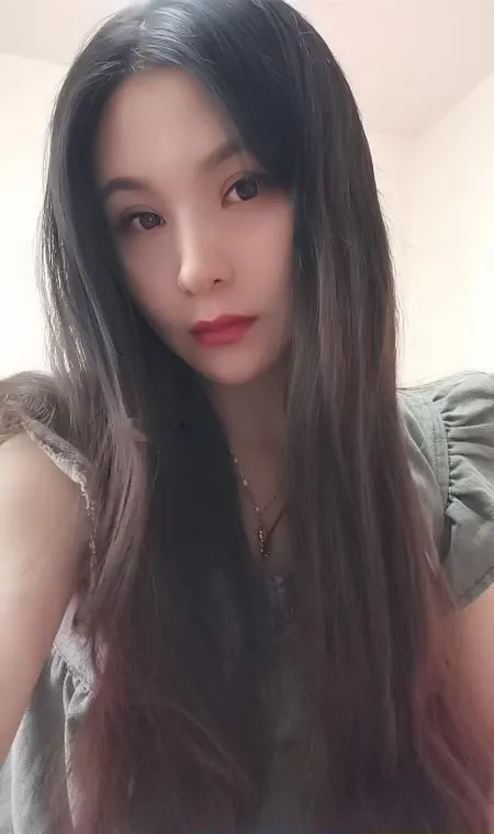 汉口火车站娇小女人