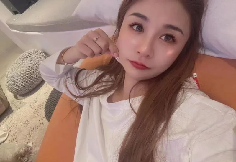 静安佳佳美女