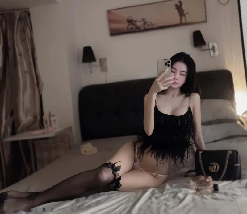 海珠黑丝长腿情趣咪咪