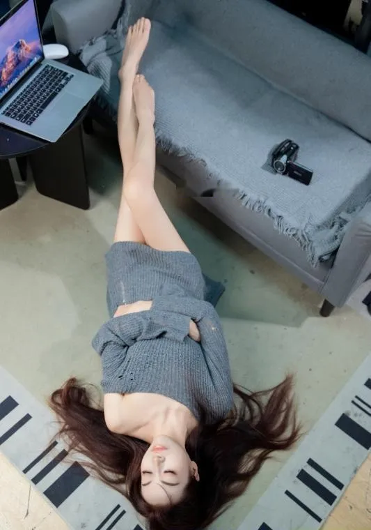 服务系长腿小骚货燕燕
