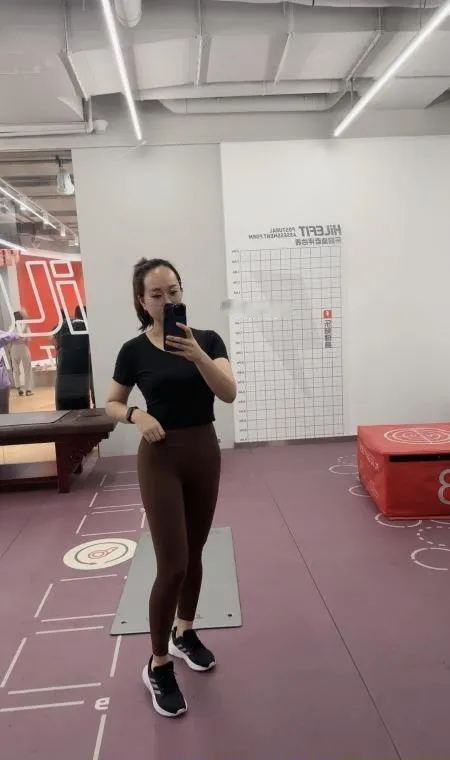 闷骚眼镜姐