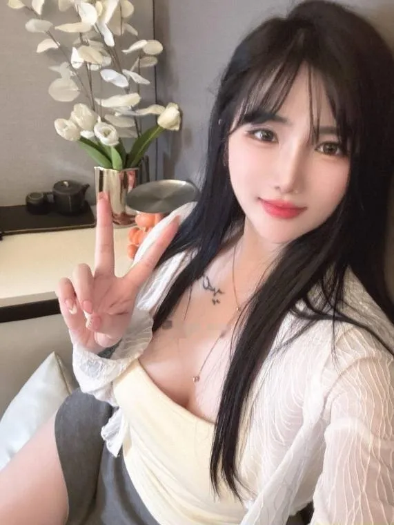 皮肤白嫩貌美大胸妹妹