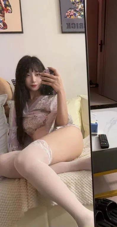 态度挺好的小美女