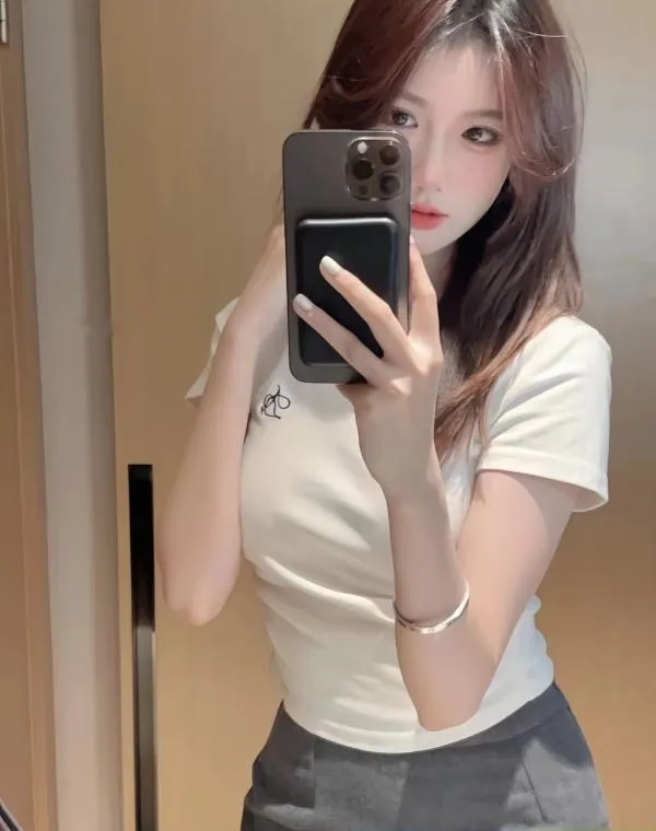 苗条小巧可爱小姐姐