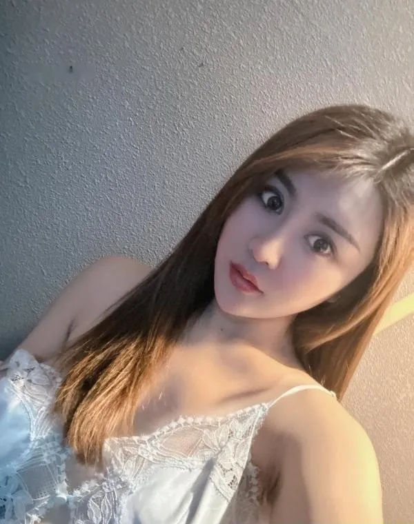 穿白内衣的朵朵
