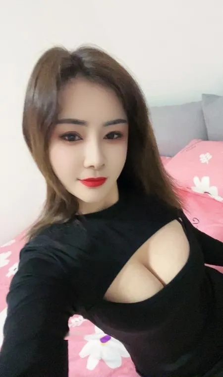 服务型大胸美女