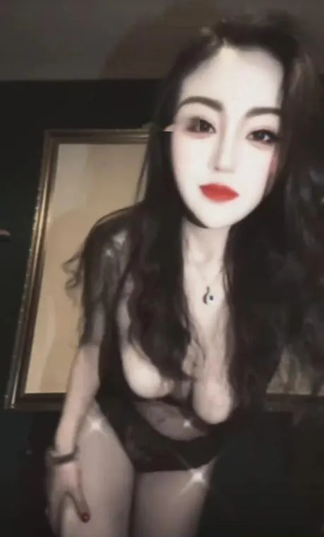 南湖翘臀小姐姐