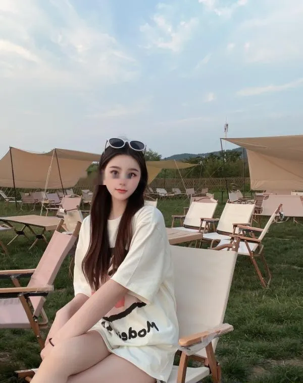 长相甜美胸挺粉嫩